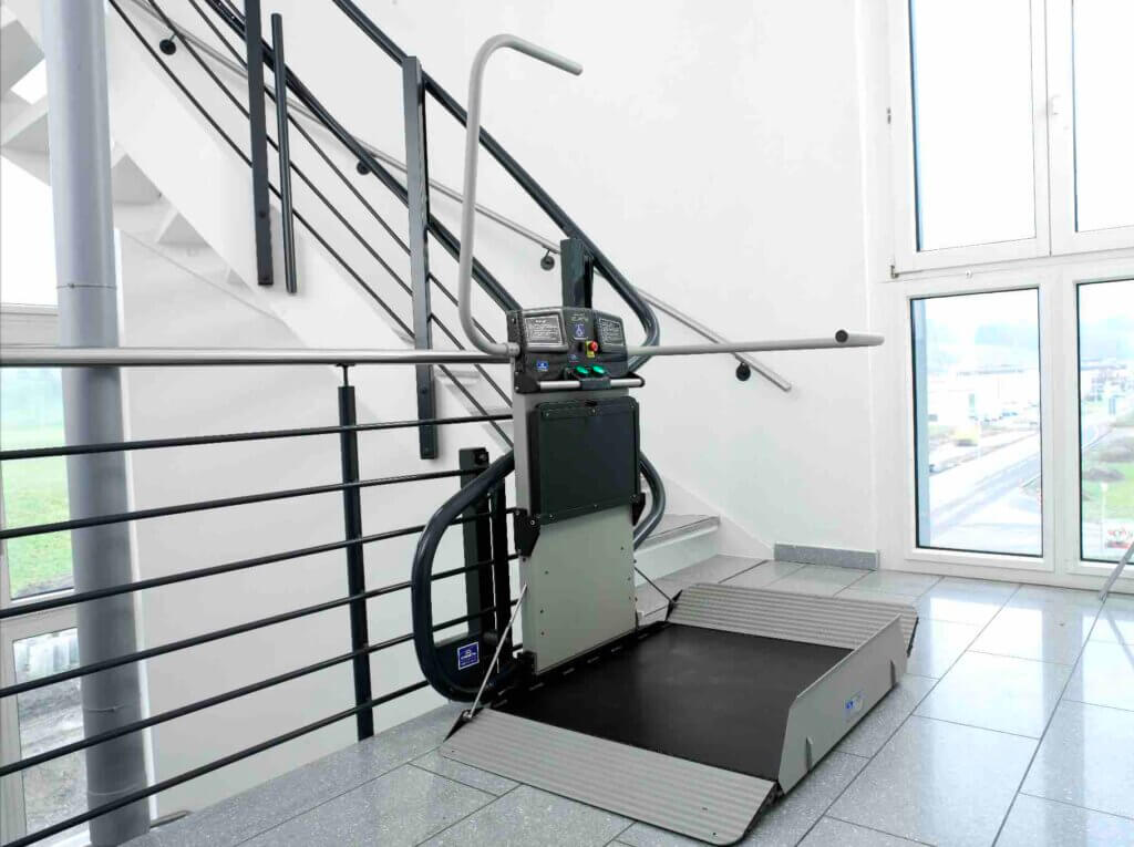 Servoscala a piattaforma grigio per scale a chiocciola di un ospedale