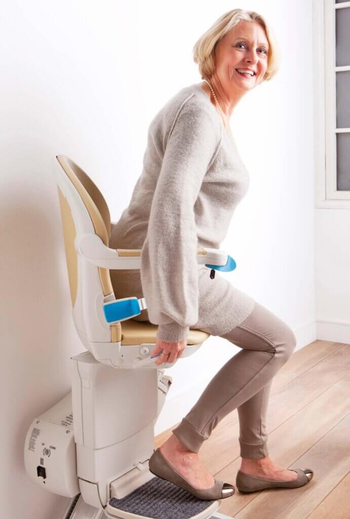 Donna anziana usa montascale nella sua casa