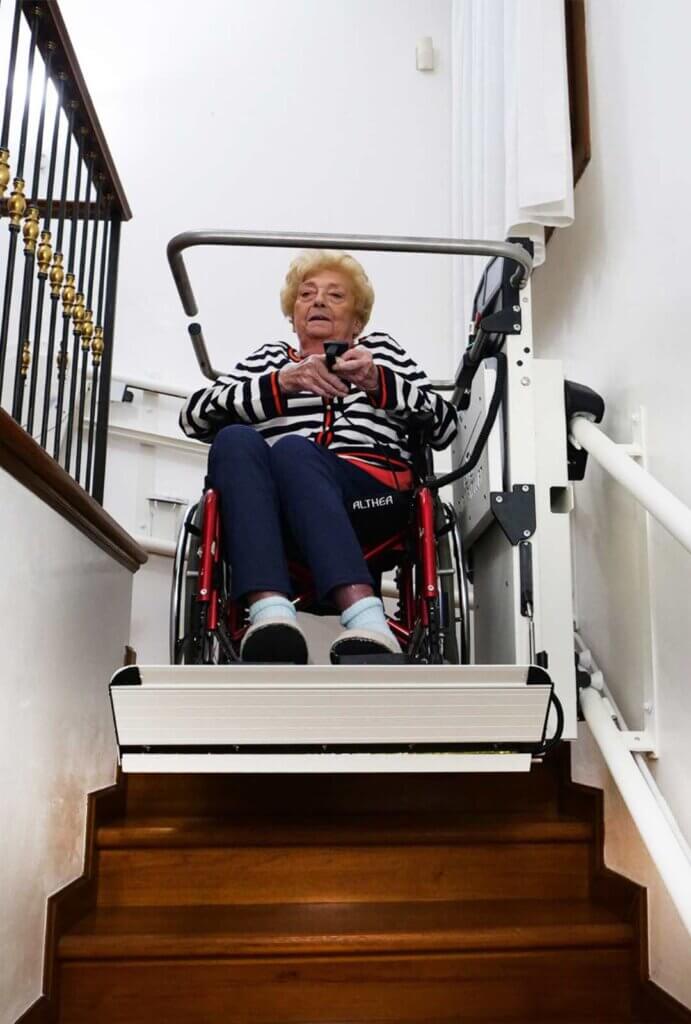 Donna anziana usa servoscala in casa sua