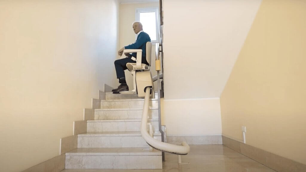 Un uomo anziano recupera l'indipendenza con il montascale 