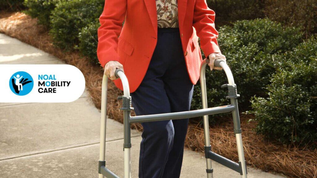 Anziana che si muove liberamente