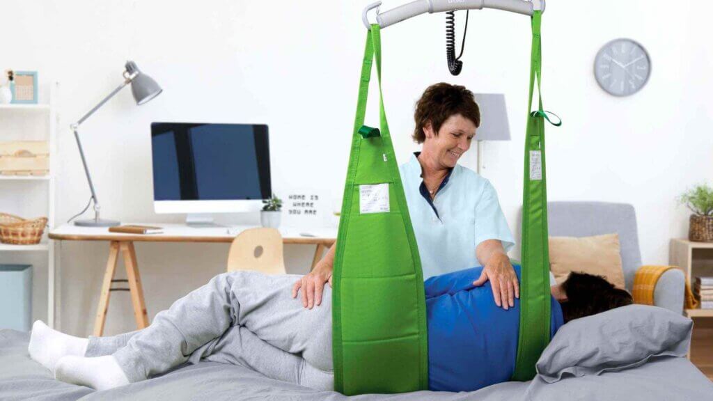 Come sollevare un anziano dal letto