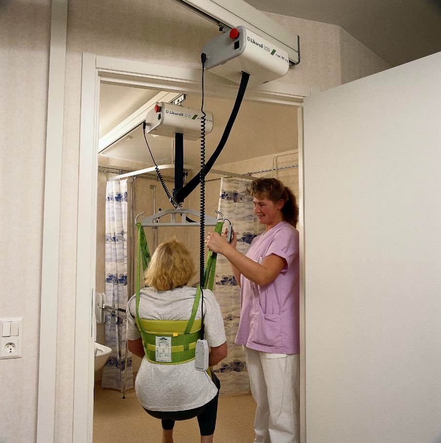 Sollevatore a soffitto in azione tra stanze