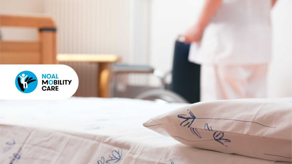 Letto in casa di riposo con assistente che spinge una carrozzina