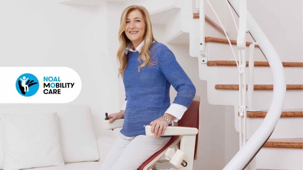 Donna anziana che si siede su un montascale a poltroncina