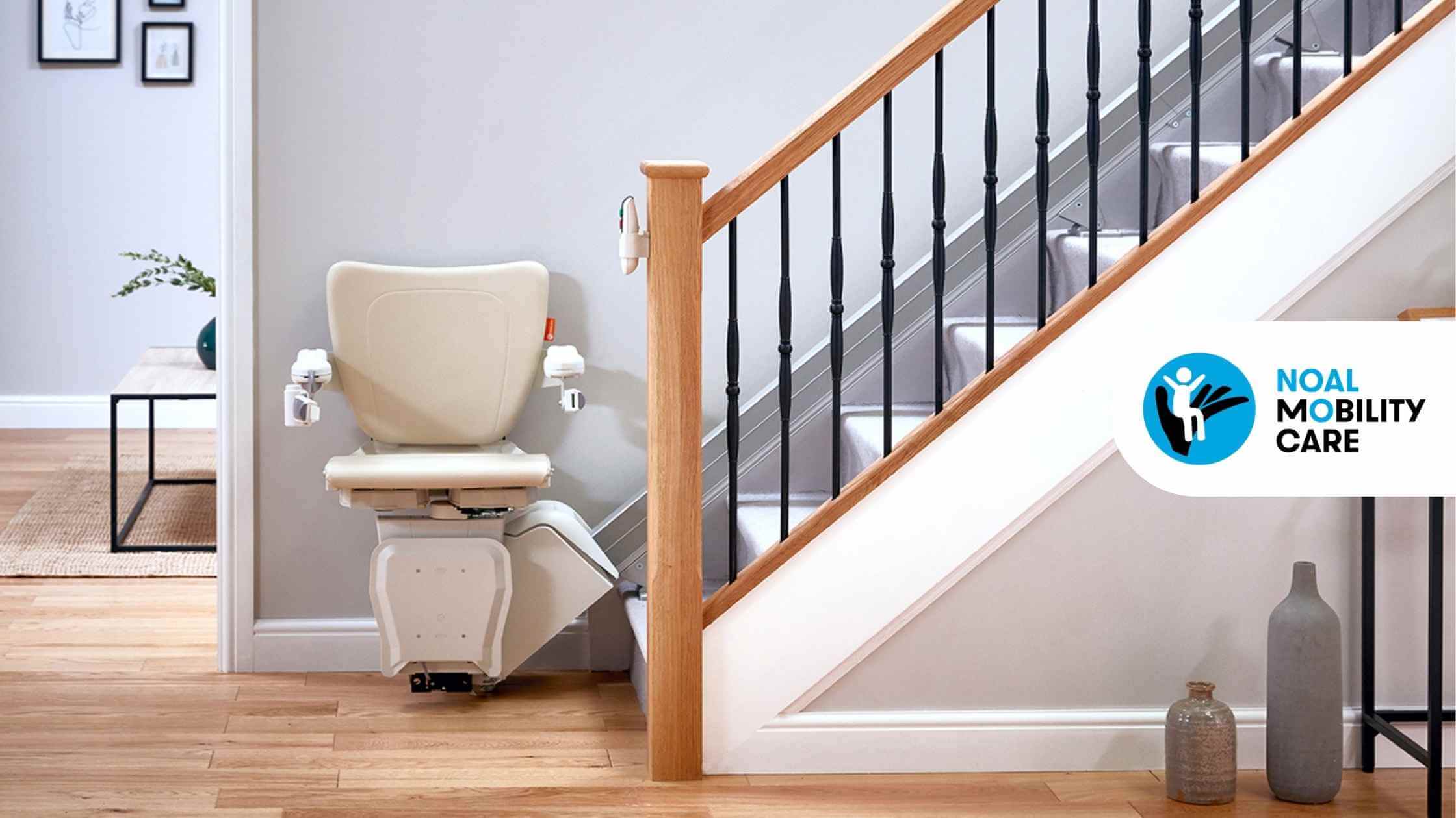 Un montascale a poltroncina ai piedi di una rampa di scale