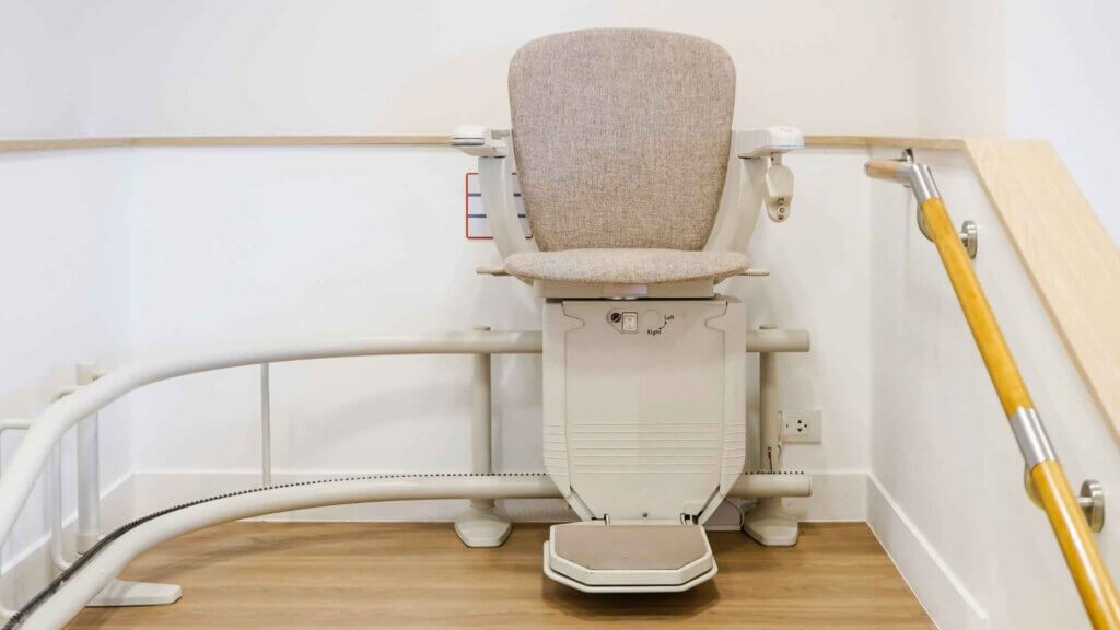 Un montascale in poltroncina in comodato d'uso in cima alle scale