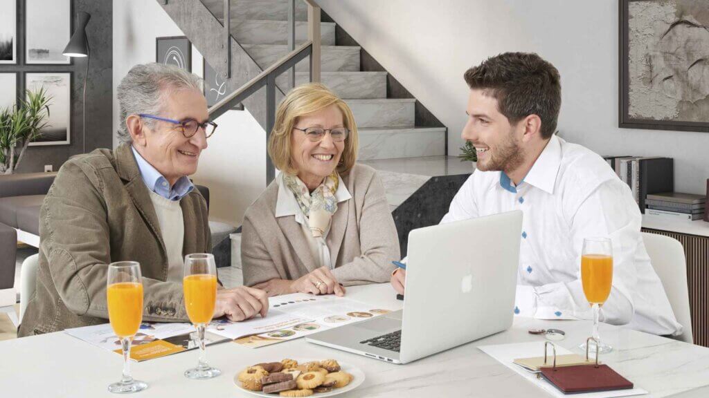 Coppia di anziani che conversa con un tecnico di Mobility Care
