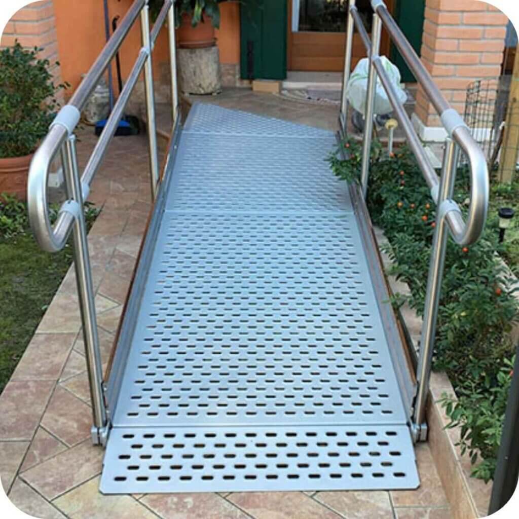 Una rampa esterna per carrozzine