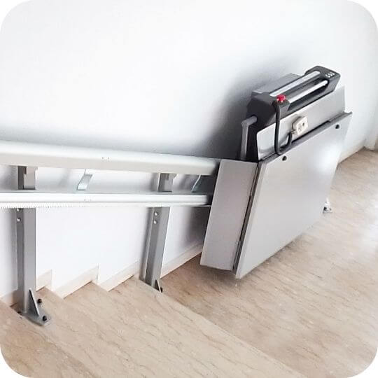 Un servoscala a piattaforma chiuso alla fine di una rampa di scale
