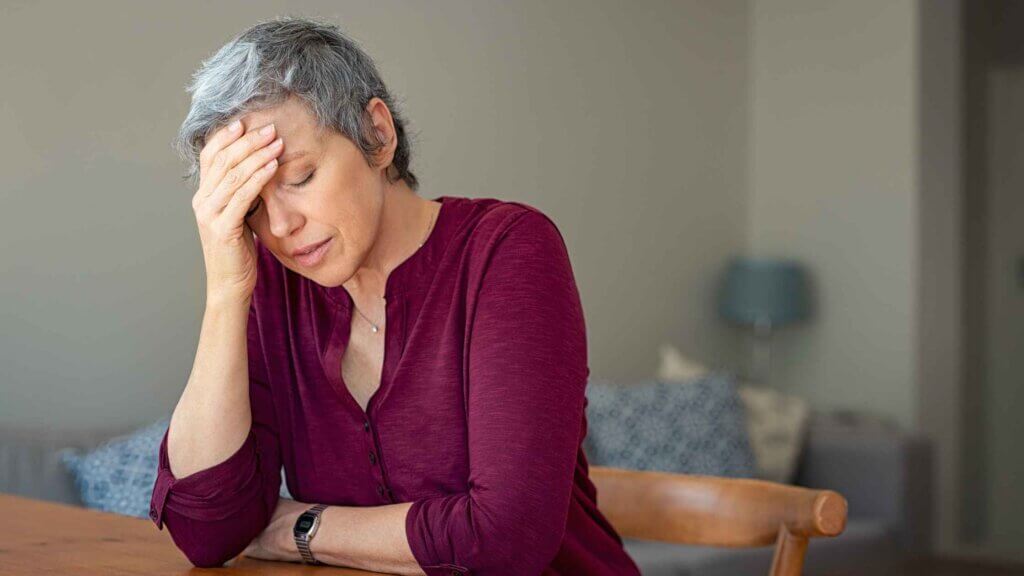 Una signora sofferente che soffre di depressione