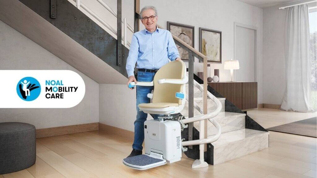 Uomo in piedi dietro a un montascale