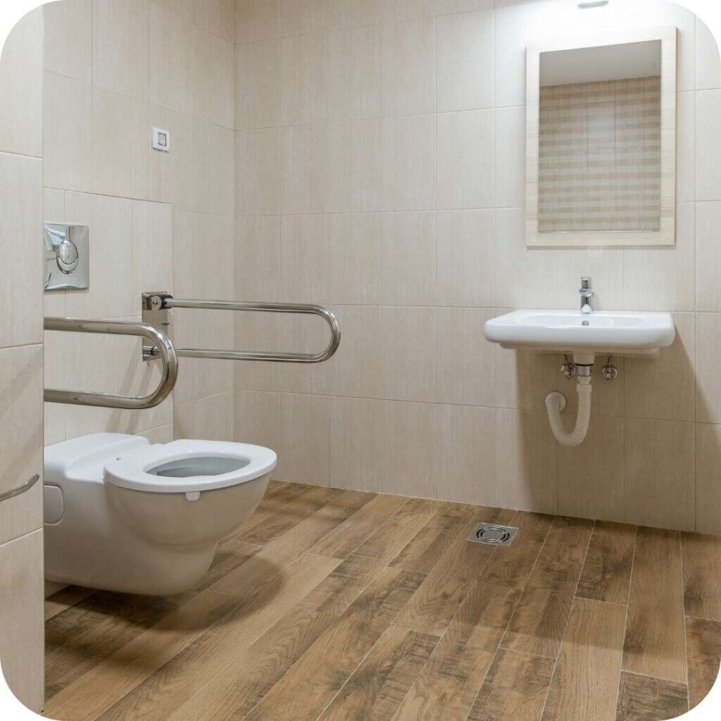 Un bagno adeguato per persone in carrozzina