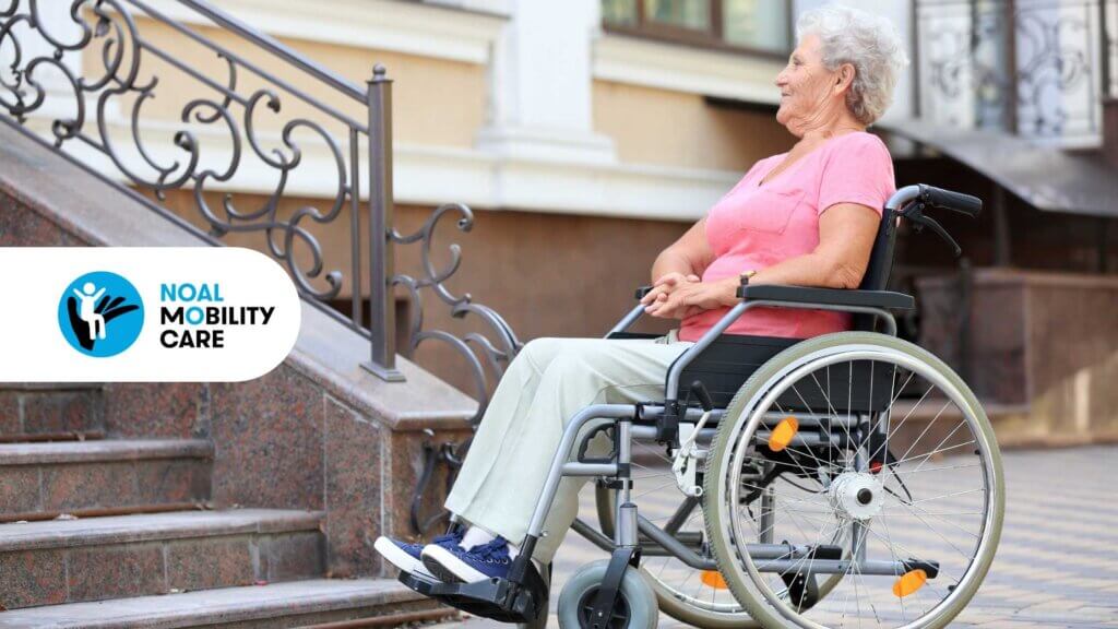 Donna in sedia a rotelle vicino a una rampa di scale esterna