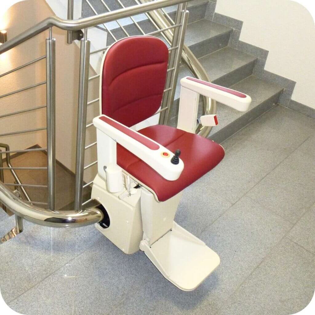 Un montascale a poltroncina all'interno di uno stabile