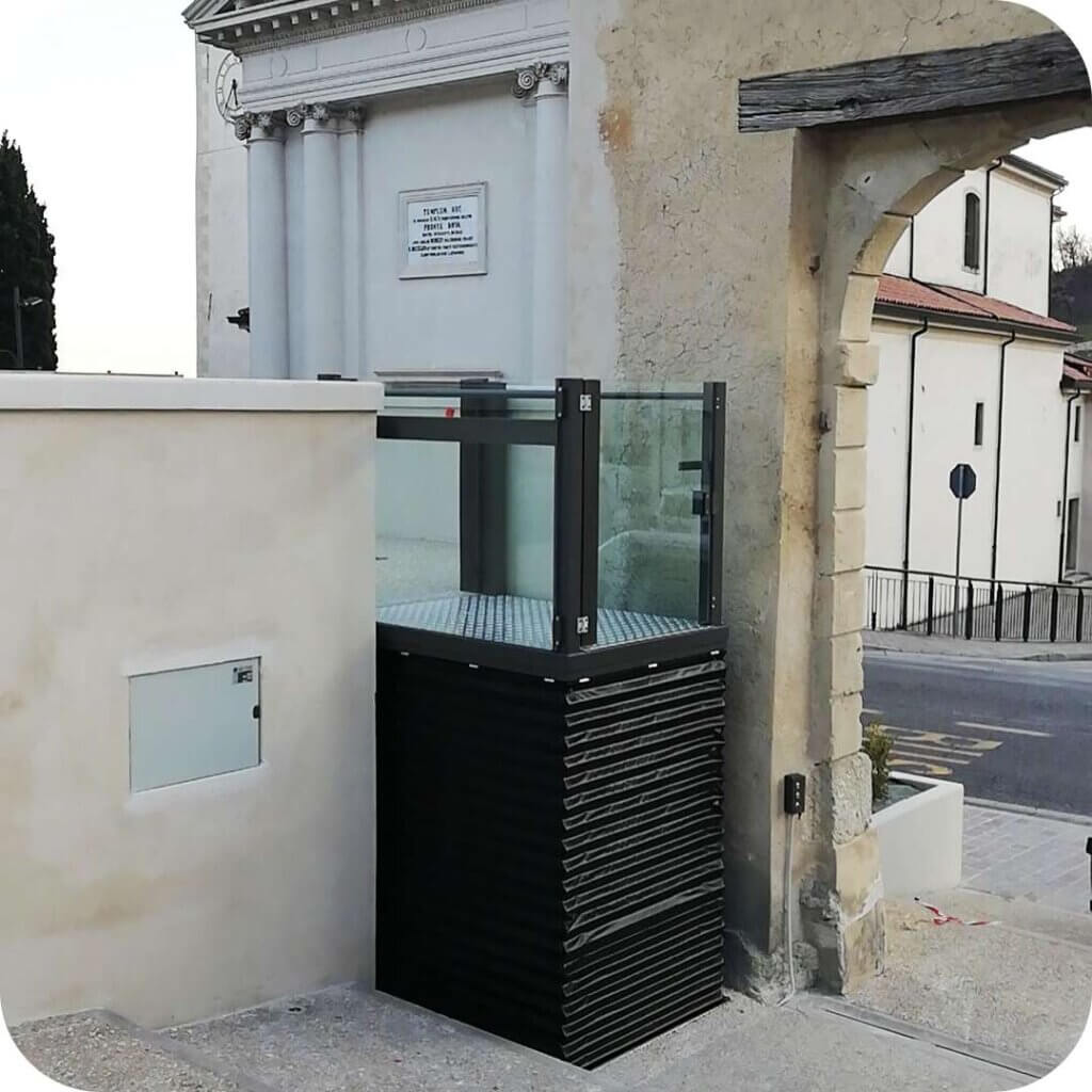 Una piattaforma elevatrice all'esterno di una struttura