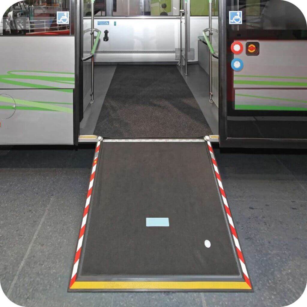 Una rampa su un autobus per l'accesso ai disabili