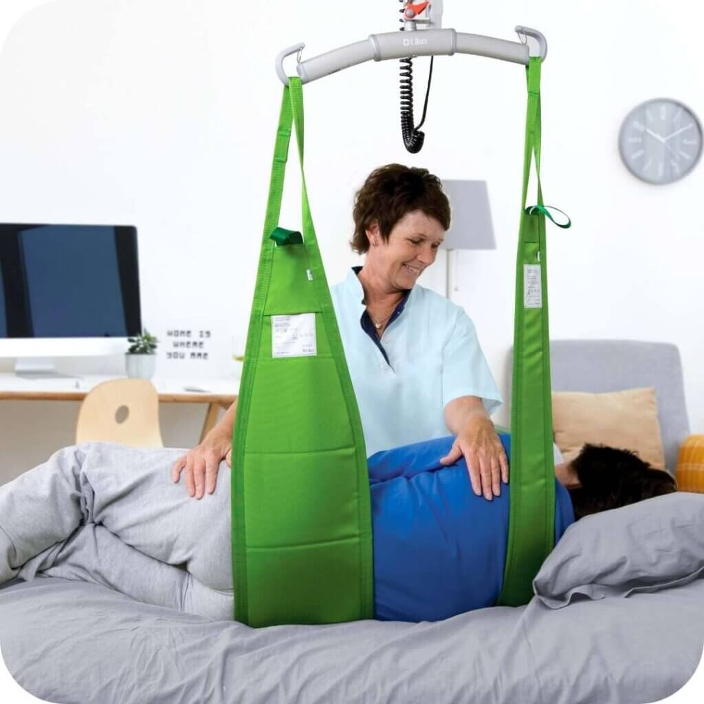 Un sollevatore a soffitto e un'operatrice