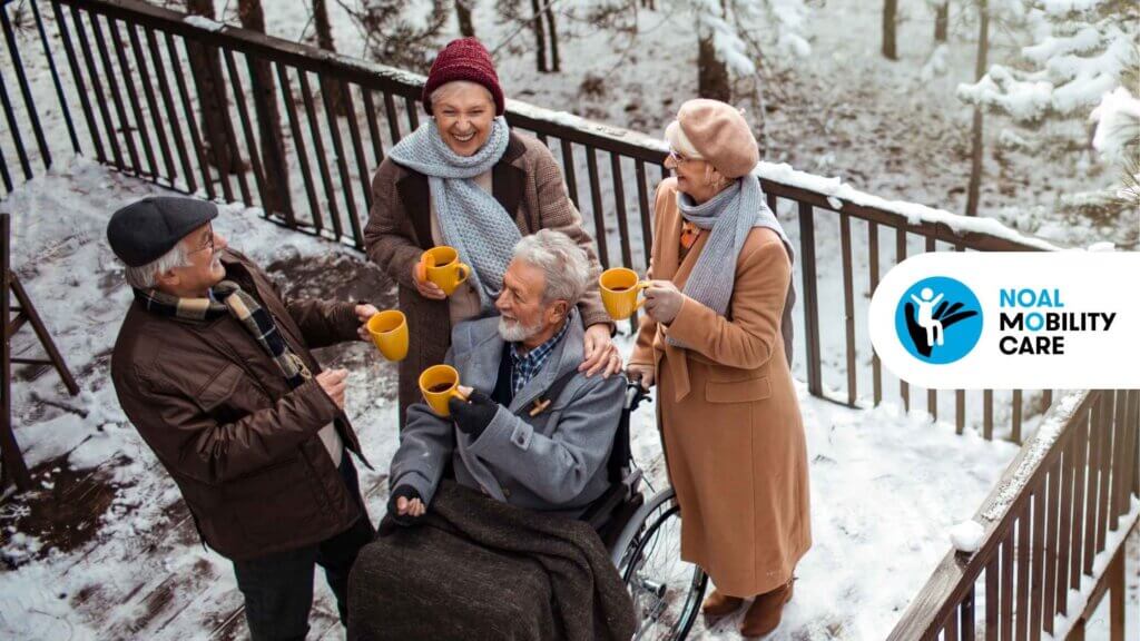 Anziani che bevono qualcosa di caldo su una terrazza all'esterno tra la neve