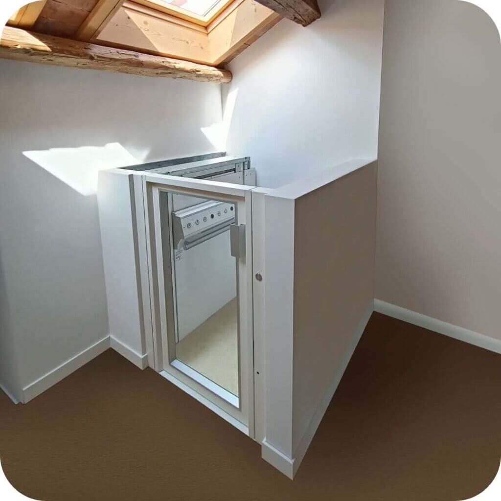 Un miniascensore fermo dentro la stanza di una casa
