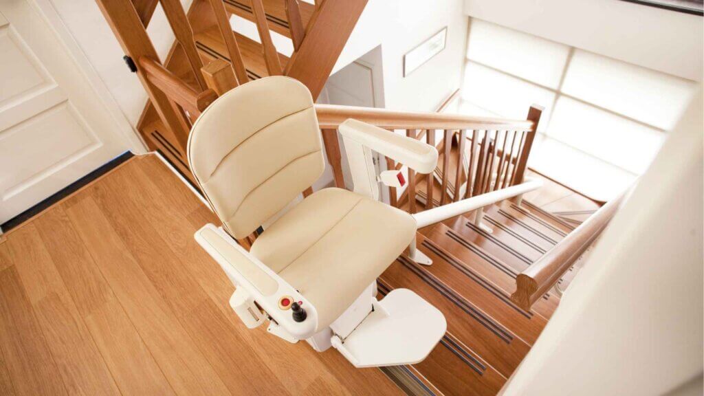 Un montascale a poltroncina all'interno di una casa