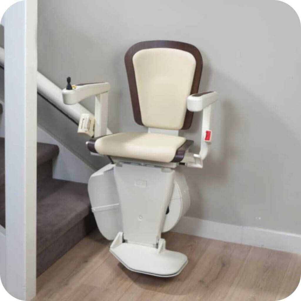 Un montascale a poltroncina dentro casa