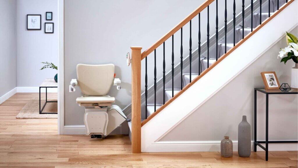 Un montascale a poltroncina sulle scale interne di una casa