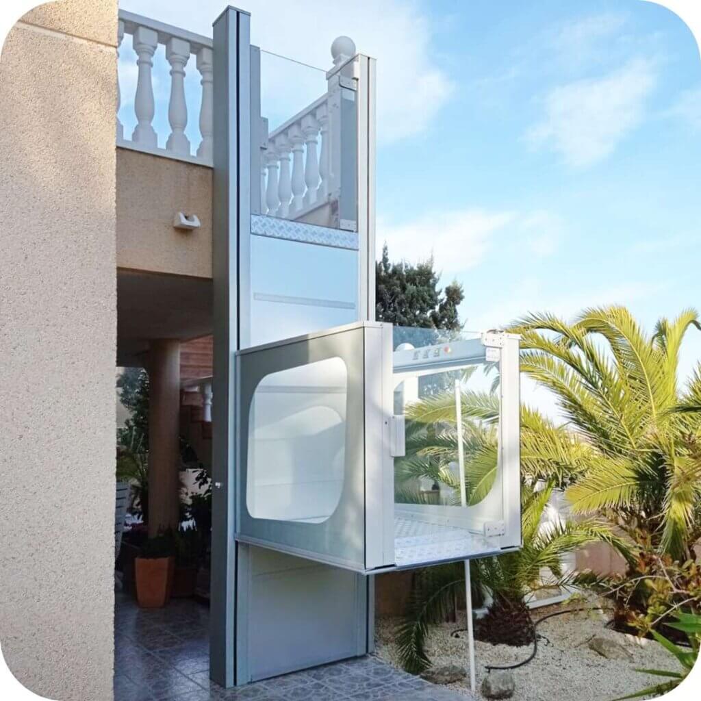 Una piattaforma elevatrice in funzione all'esterno