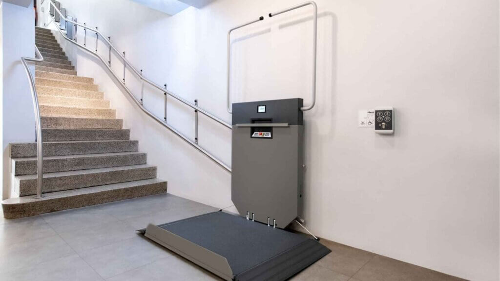 Un servoscala a piattaforma all'interno di un stabile