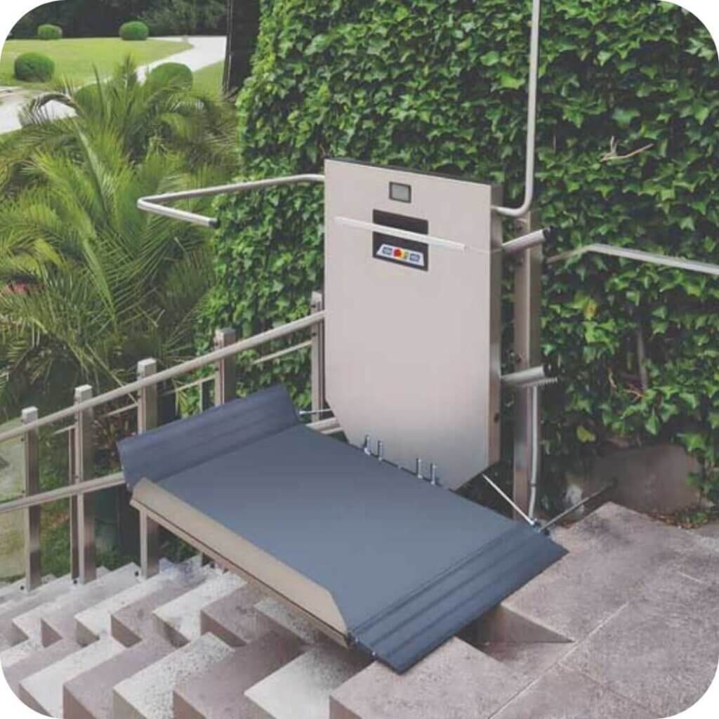 Un servoscala a piattaforma all'esterno