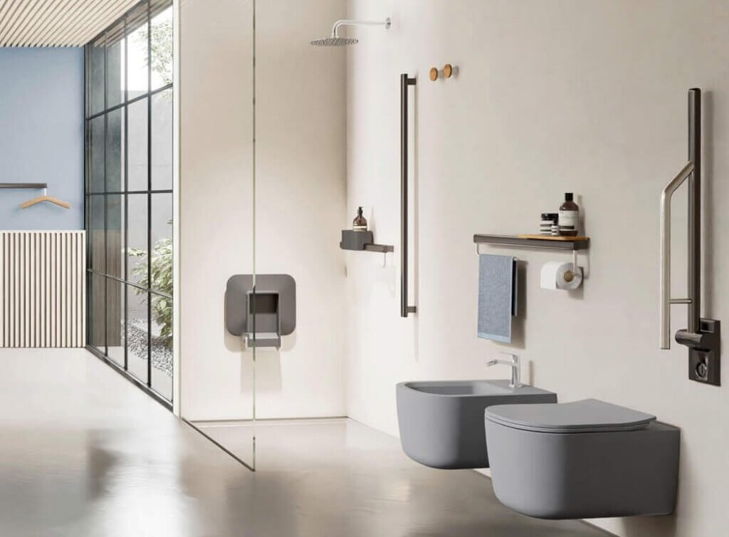 Bagno con doccia filo pavimento e maniglie di sicurezza per disabili