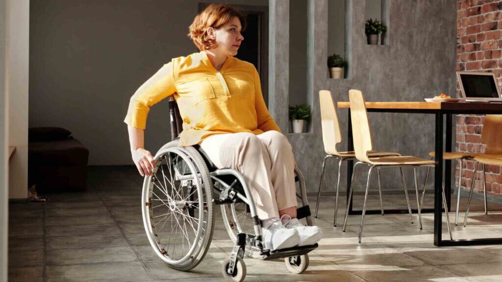 Affrontare una nuova disabilità permanente in casa: una donna impara a muoversi in carrozzina