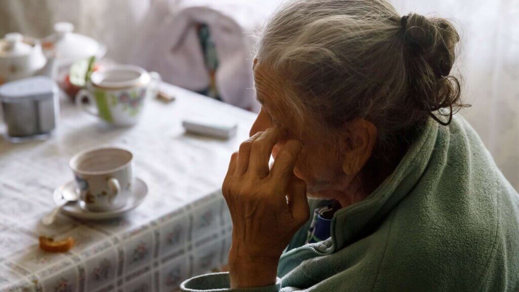 Donna anziana fa merenda in casa durante il periodo delle Feste