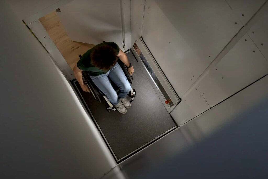 Elevatore a vano chiuso installato nella casa di un ragazzo che si muove in carrozzina