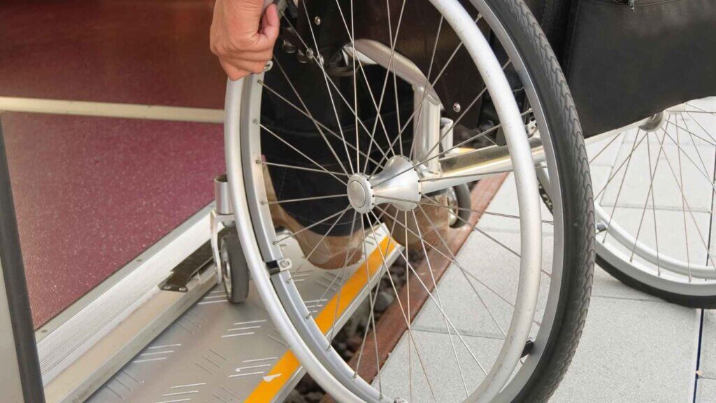 Salire sul treno in carrozzina grazie a supporti installati sulle porte