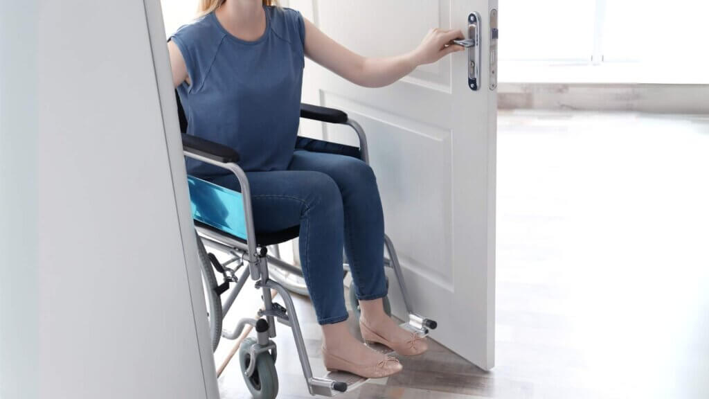 Larghezza dello stipide di una porta per il passaggio di sedia a rotelle