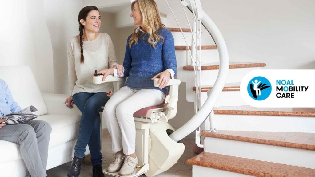 Donna con difficoltà motorio utilizza un montascale per la fase di riabilitazione