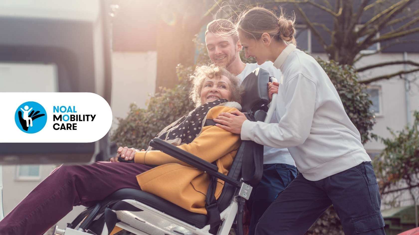 Due giovani ragazzi trasportano una persona anziana con disabilità su scale