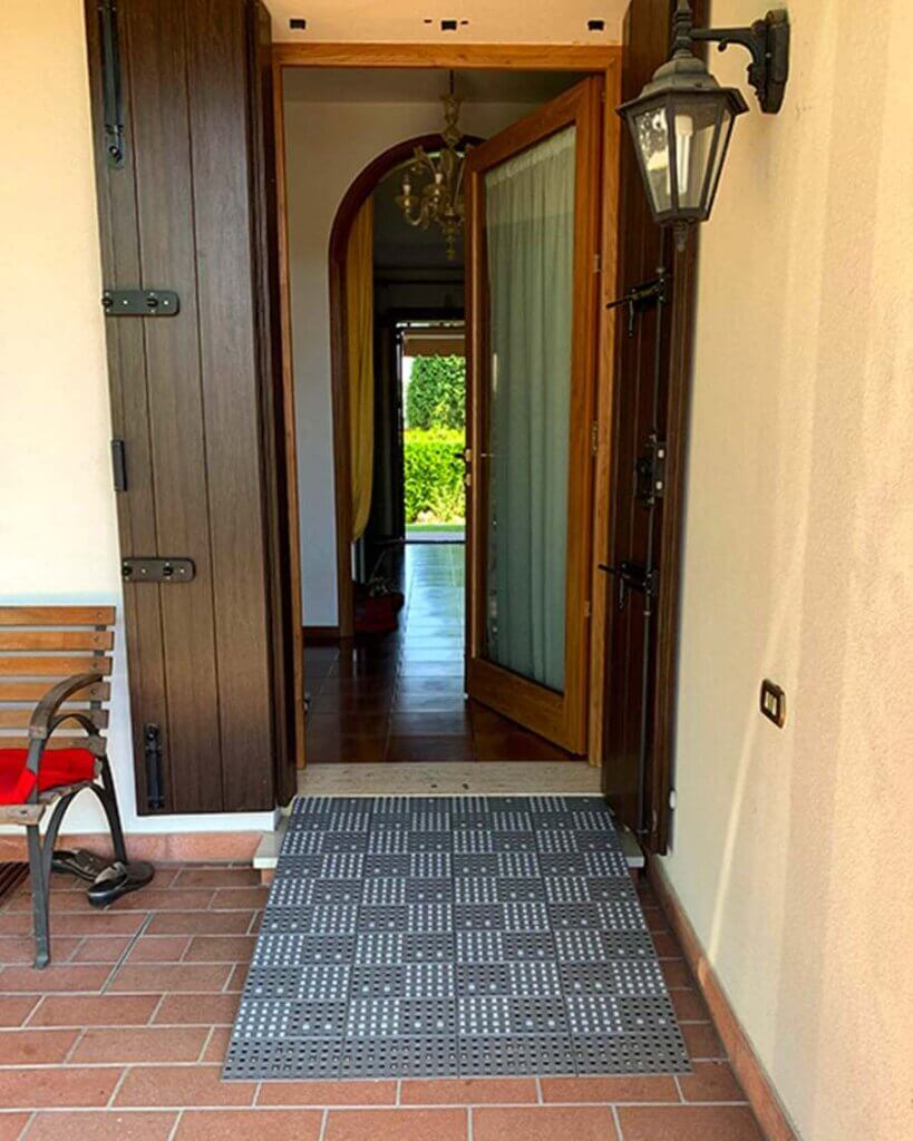 Rampa componibile installata in un ingresso privato