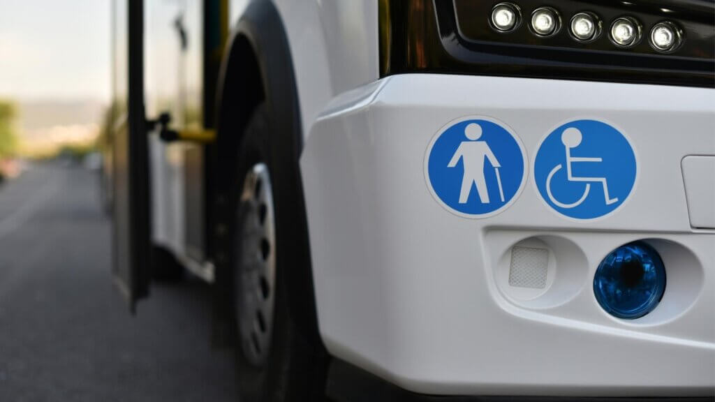 Bus accessibile da persone con disabilità