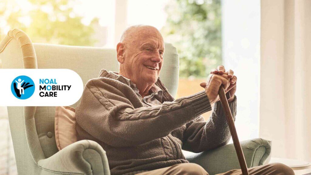 Anziano felice che viene assistito in casa