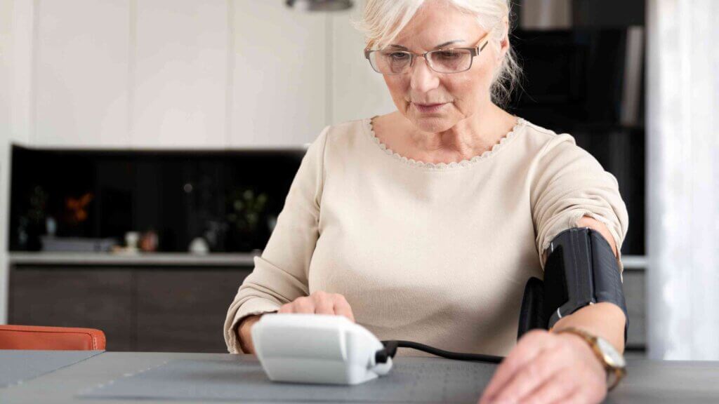 Donna anziana misura la pressione