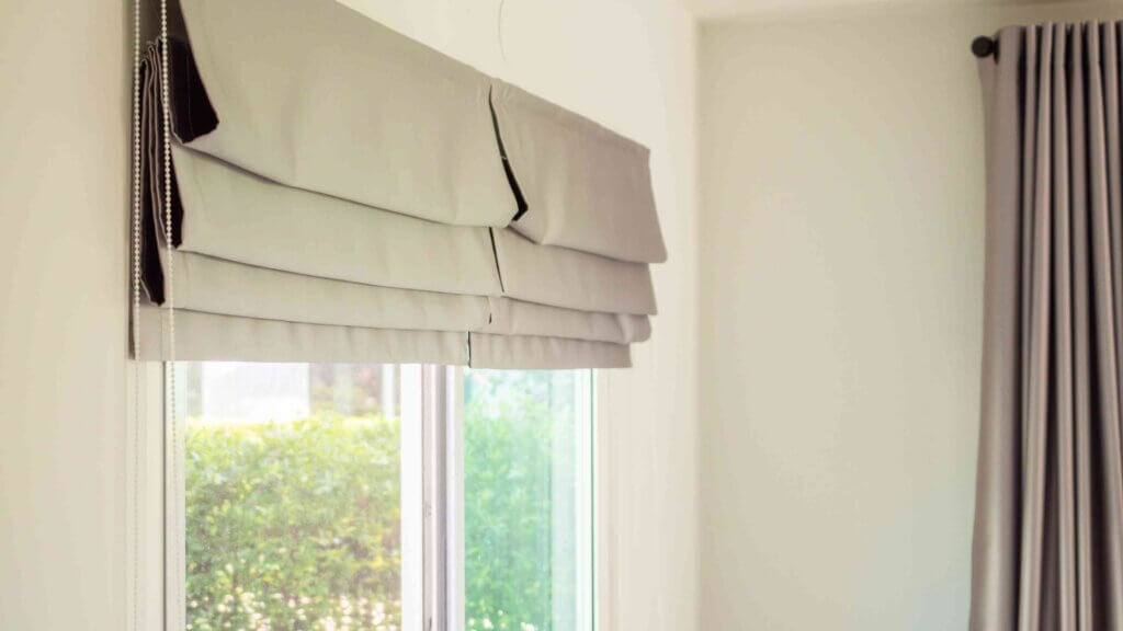 Tende oscuranti per proteggersi dal caldo