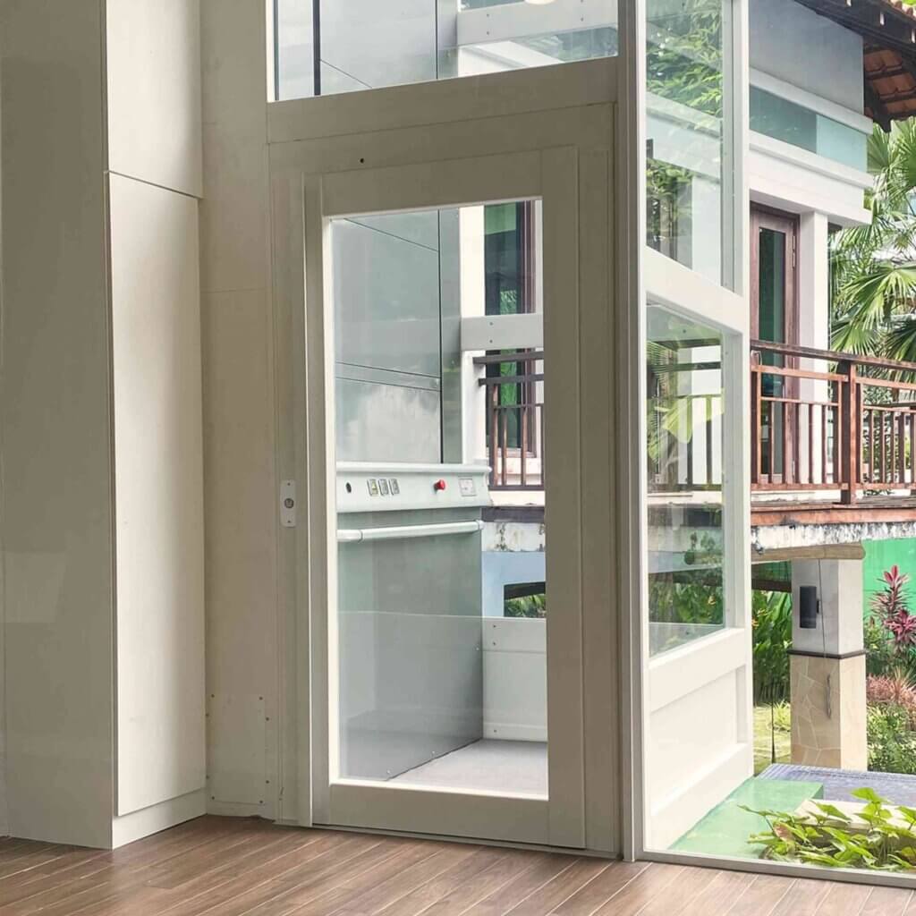 Miniascensore all'interno di un'abitazione per facilitare persone anziane