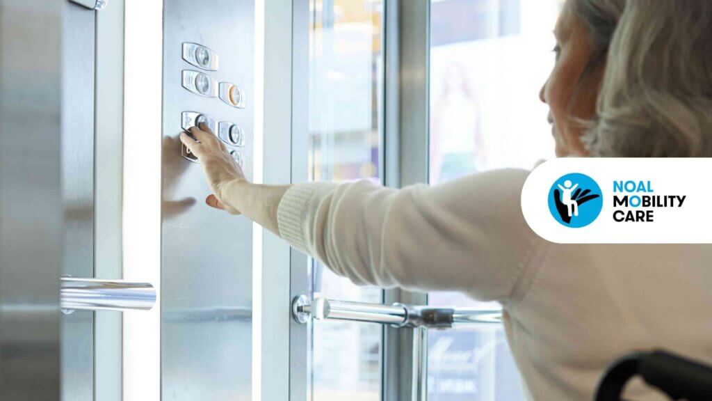 Donna in carrozzina che usa un ascensore