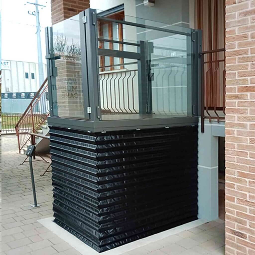 Piattaforma elevatrice a vano aperto in uso