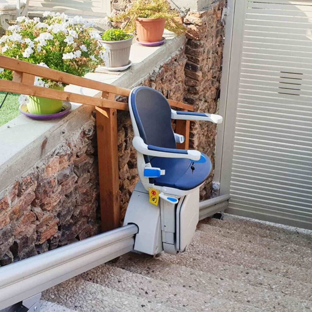 Servoscala a poltroncina per uso esterno per anziani