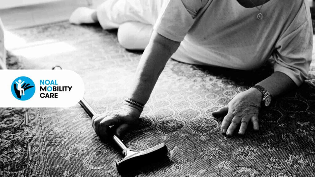 Anziana caduta a terra in casa con bastone.