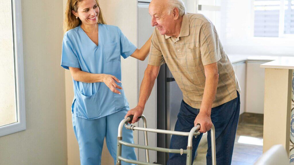 Operatrice sanitaria che assiste anziano con frattura al femore