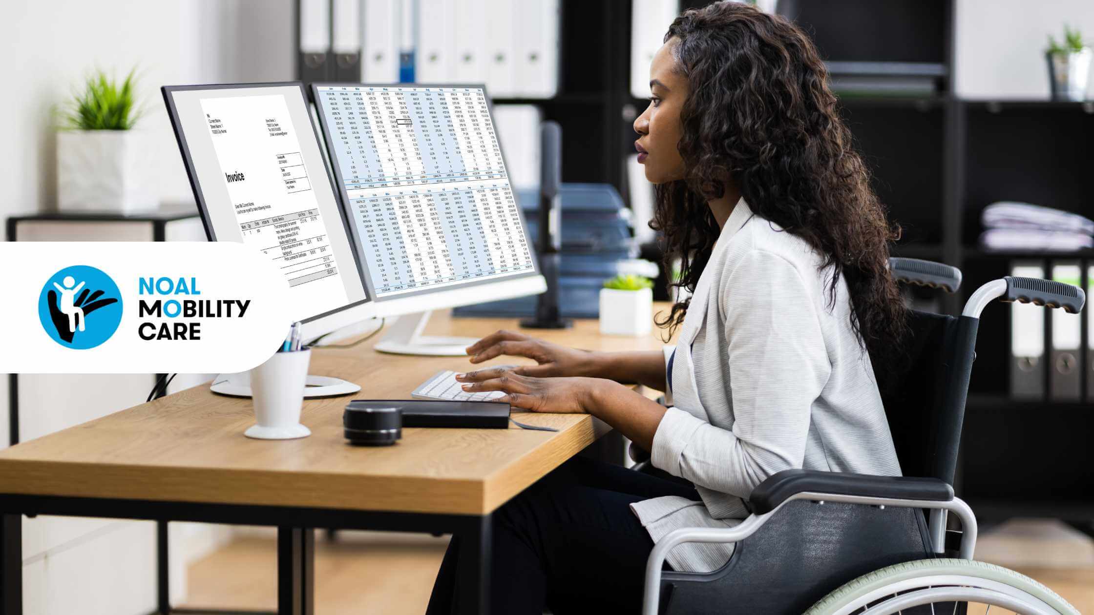 Donna in sedia a rotelle al lavoro in ufficio davanti al computer: diritti delle persone con disabilità sul posto di lavoro
